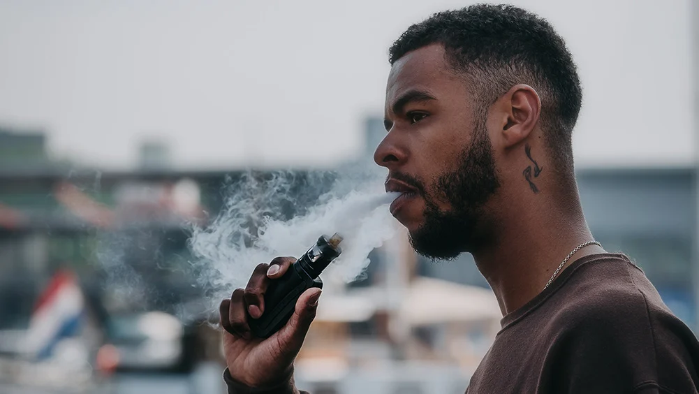 Which airflow settings on a vape kit can improve throat hit?